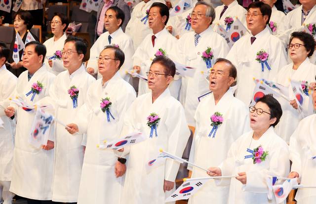 경북도는 15일 오전 경북도청 동락관에서 광복80주년 기념식을 통해 전국에서 가장 많은 독립유공자 1천522명을 배출한 그 뜻과 정신을 계승 발전시키겠다고 결의를 다졌다. 경북도 제공.