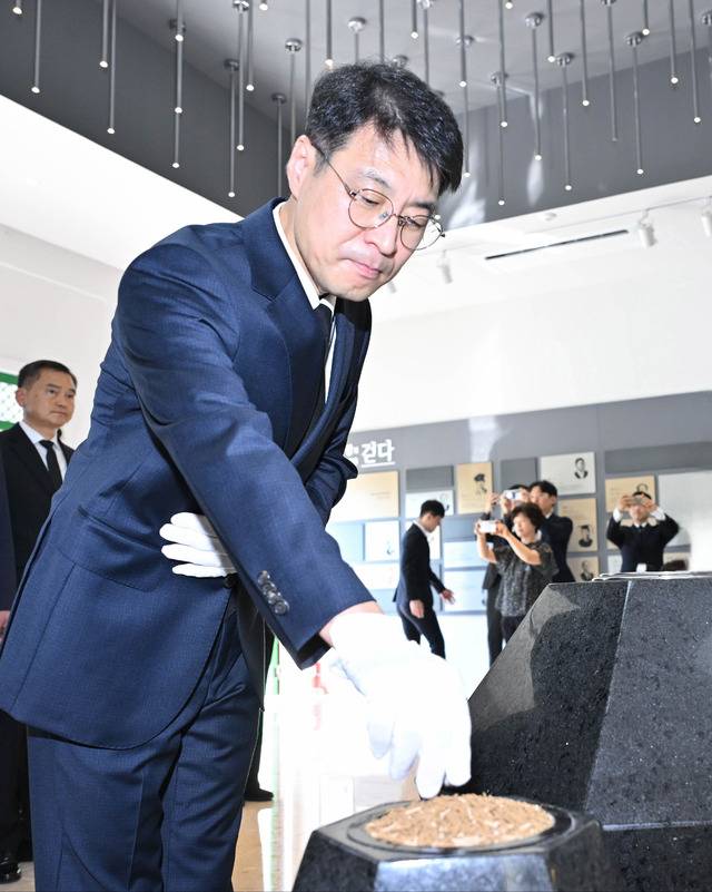 김정기 대구시장권한대행 부시장이 국립신암선열공원을 찾아 참배하고 있다. 대구시 제공.