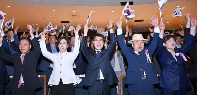 광복절 80주년 만세삼창을 하고 있는 윤재옥 의원(왼쪽부터), 이인선 의원, 김정기 대구시장 권한대행 부시장, 우대현 광복회 대구지부장, 강은희 대구시교육감. 대구시 제공.