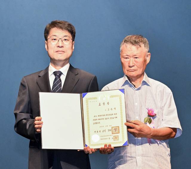 독립운동 유공자 후손에게 표창장이 수여되고 있다. 대구시 제공.