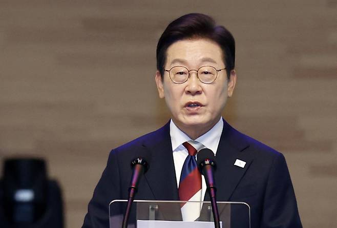 이재명 대통령이 15일 서울 세종문화회관에서 열린 80주년 광복절 경축식에서 경축사를 하고 있다. 연합뉴스