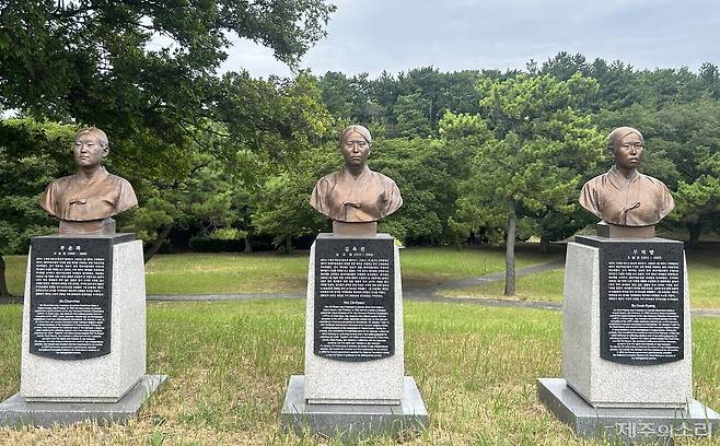 왼쪽부터 부춘화·김옥련·부덕량의 흉상. ⓒ제주의소리