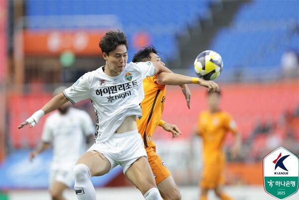 15일 제주월드컵경기장에서 열린 제주SK와 강원FC의 K리그1 2025 26라운드 경기에서 양팀 선수들이 경합하고 있다 (사진=한국프로축구연맹)