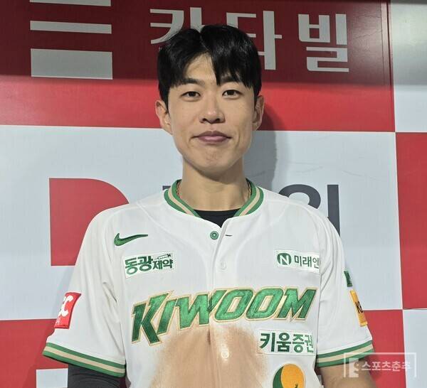 키움 히어로즈 캡틴 송성문이 15일 KT전에서 20홈런-20도루를 달성한 뒤 취재진과 인터뷰를 하고 있다. (사진=스포츠춘추 황혜정 기자)