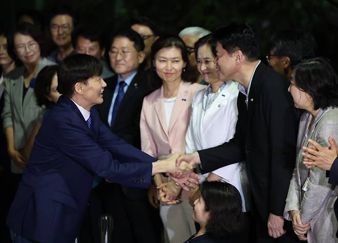 조국 전 조국혁신당 대표가 15일 오전 서울 구로구 서울남부교도소에서 광복절 특사로 출소하며 김준형 의원과 악수 있다. 사진=뉴시스