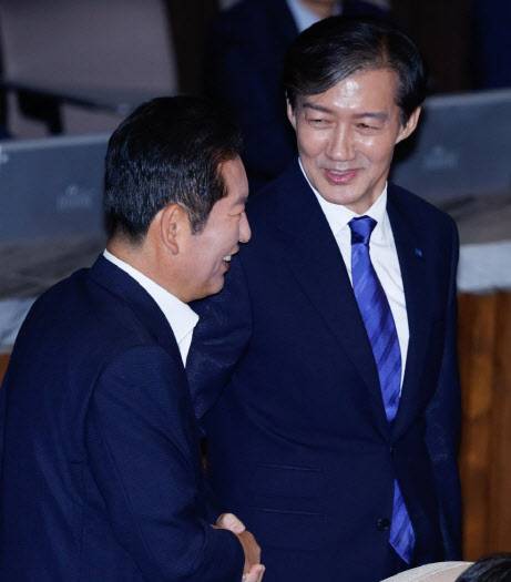 정청래 더불어민주당 대표와 조국 전 조국혁신당 대표가 지난해 9월 9일 국회 본회의장에서 조 전 대표의 비교섭단체 대표 연설 이후 악수하고 있다. (사진=뉴스1)