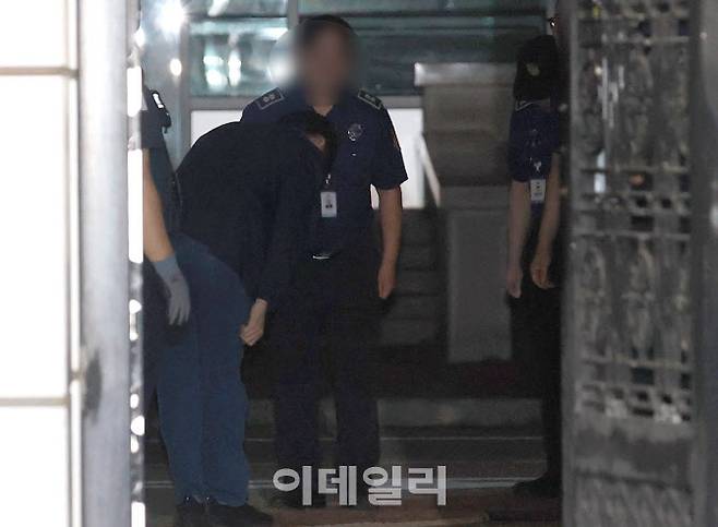 조국 전 조국혁신당 15일 0시 서울 구로 서울남부교도소에서 출소하며 교도소 관계자들에게 허리숙여 인사하고 있다. (사진=노진환 기자)