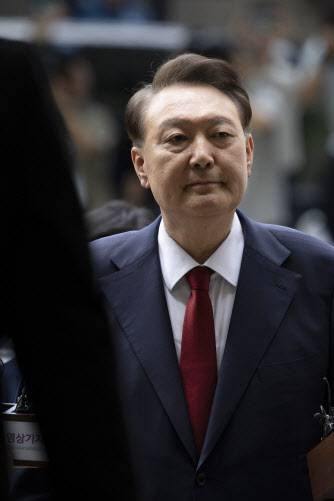 윤석열 전 대통령이 9일 서울 서초구 서울중앙지방법원에서 열린 구속 전 피의자심문(영장실질심사)을 받기 위해 출석하고 있다.(사진=뉴시스, 사진공동취재단)