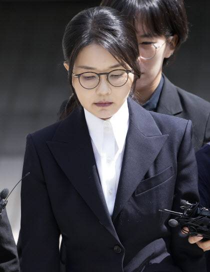 윤석열 전 대통령 부인 김건희 여사가 12일 구속 전 피의자 심문(영장실질심사)을 마친 뒤 서울 서초구 서울중앙지법을 나서고 있다. (사진=공동취재단, 연합뉴스)