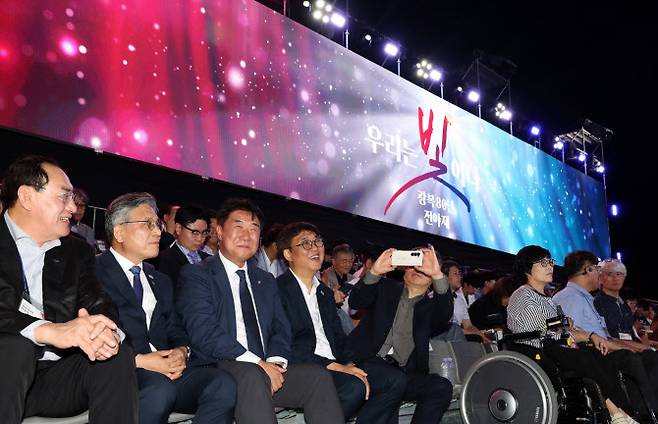 최휘영 문화체육관광부 장관(왼쪽 네번째)이 14일 서울 종로구 경복궁 흥례문 광장에서 열린 광복 80주년 전야제 ‘우리는 빛이다’ 행사를 관람하고 있다. (사진=문화체육관광부 제공).