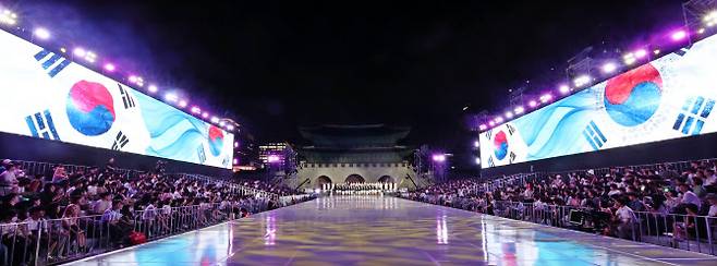 14일 서울 경복궁 흥례문광장에서 열린 광복 80년 전야제 ‘우리는 빛이다’ 행사에서 국립합창단 청년교육단원과 역사어린이합창단이 거룩한 함성을 부르고 있다. (사진=연합뉴스).