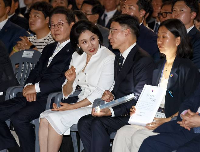 이재명 대통령 부인 김혜경 여사가 15일 서울 광화문광장에서 열린 제21대 대통령 국민임명식 행사에서 이국종 국군대전병원장과 대화하고 있다 (사진=연합뉴스)