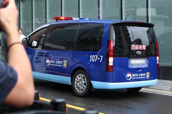 '바쉐론 콘스탄틴' 시계를 선물한 사업가 서성빈 씨가 특검 조사에서 "김건희 씨가 전화를 걸어 후원금을 요청했다"는 취지로 진술한 것으로 확인됐다. 사진은 어제(14일) 김건희 씨가 탑승한 호송차량이 서울 광화문 특검 사무실에 도착한 모습.〈사진=연합뉴스〉