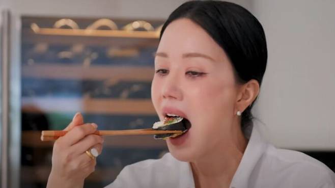 엄정화가 카프레제 키토김밥을 먹고있다. [사진=엄정화 유튜브 채널 영상 캡처]