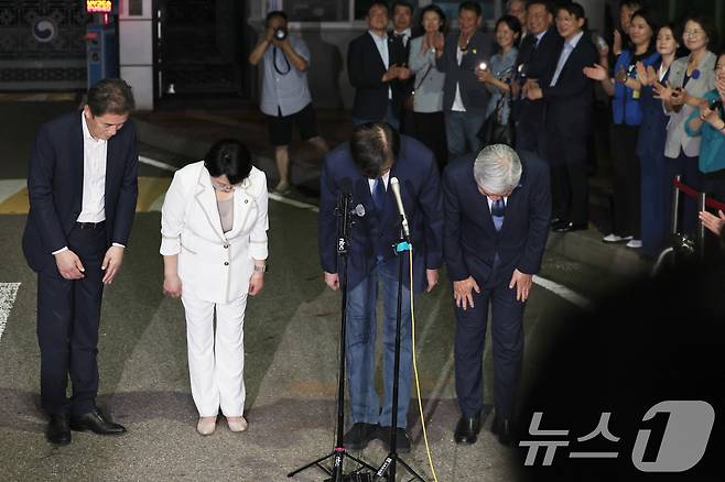 이재명 정부 첫 특별사면·복권 대상에 오른 조국 전 조국혁신당 대표가 15일 새벽 구로구 서울남부구치소를 나서며 지지자들에게 인사하고 있다. 2025.8.15/뉴스1 ⓒ News1 구윤성 기자