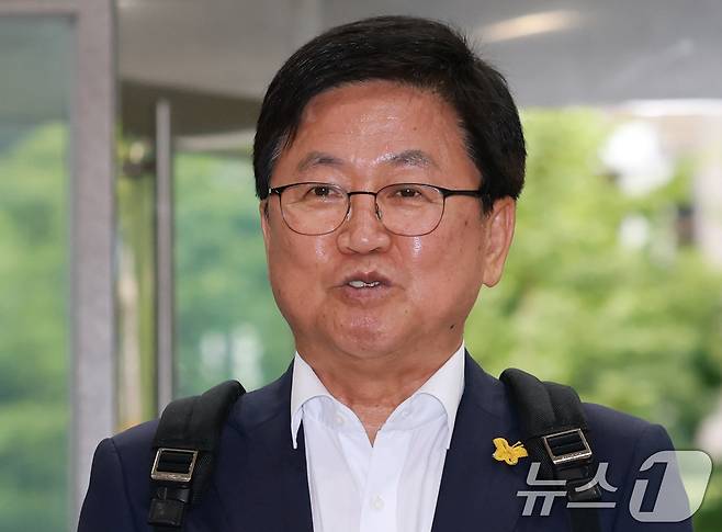 최교진 교육부 장관 후보자가 14일 오전 서울 영등포구 여의도 한국교육시설안전원에 마련된 인사청문회 사무실로 출근하기 전 취재진 질문에 답하고 있다. 2025.8.14/뉴스1 ⓒ News1 권현진 기자