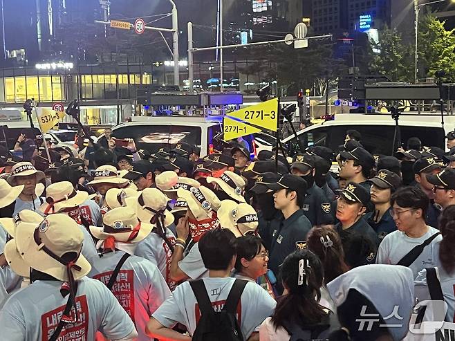 광복절인 15일 오후 9시 45분쯤 서울 중구 을지로1가 사거리 근처에서 행진 중인 시위대와 경찰이 대치하고 있다. 2025.8.15/뉴스1 김종훈 기자
