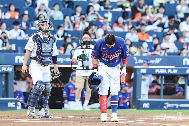 손아섭이 15일 창원 NC파크에서 열린 NC와의 경기에서 관중석을 향해 인사하고 있다. 사진 | NC 다이노스