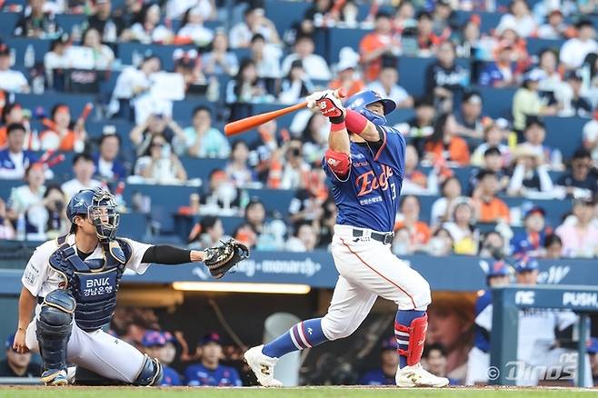 손아섭이 15일 창원 NC파크에서 열린 NC와의 경기에서 타격하고 있다. 사진 | NC 다이노스