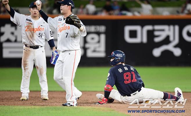 14일 대전 한화생명 볼파크에서 열린 한화와 롯데의 경기. 10회초 2루에서 태그아웃을 당한 윤동희. 대전=송정헌 기자songs@sportschosun.com/2025.08.14/