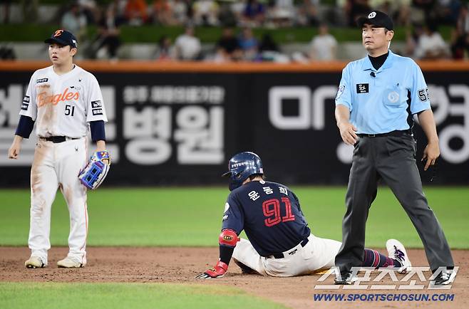 10회초 2루에서 태그아웃을 당한 윤동희.