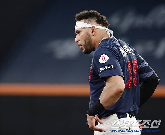 1회에 이어 4회에도 병살타를 날린 롯데 레이예스.