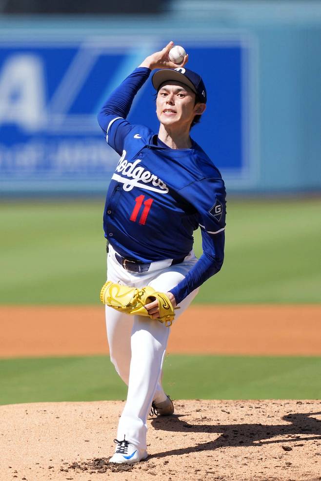 Aug 8, 2025; Los Angeles, California, USA; Los Angeles Dodgers pitcher Roki Sasaki (11) throws before the game against the Toronto Blue Jays at Dodger Stadium. Mandatory Credit: Kirby Lee-Imagn Images







<저작권자(c) 연합뉴스, 무단 전재-재배포, AI 학습 및 활용 금지>