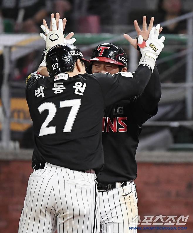 15일 인천 SSG랜더스필드에서 LG-SSG전. 8회초 2사 1, 2루 박동원이 역전 스리런포를 친 후 오지환의 환영을 받고 있다. 인천=정재근 기자 cjg@sportschosun.com/2025.8.15/