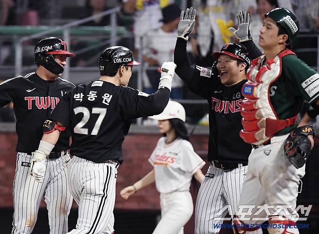 15일 인천 SSG랜더스필드에서 LG-SSG전. 8회초 2사 1, 2루 박동원이 역전 스리런포를 친 후 오지환, 문보경의 환영을 받고 있다. 인천=정재근 기자 cjg@sportschosun.com/2025.8.15/
