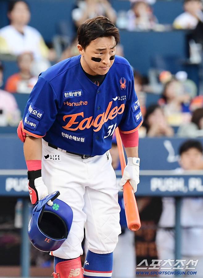 15일 창원NC파크에서 열린 NC와 한화와 경기. 첫 타석에 앞서 창원 NC 팬들에게 인사를 하고 있는 한화 손아섭. 창원=송정헌 기자songs@sportschosun.com/2025.08.15/