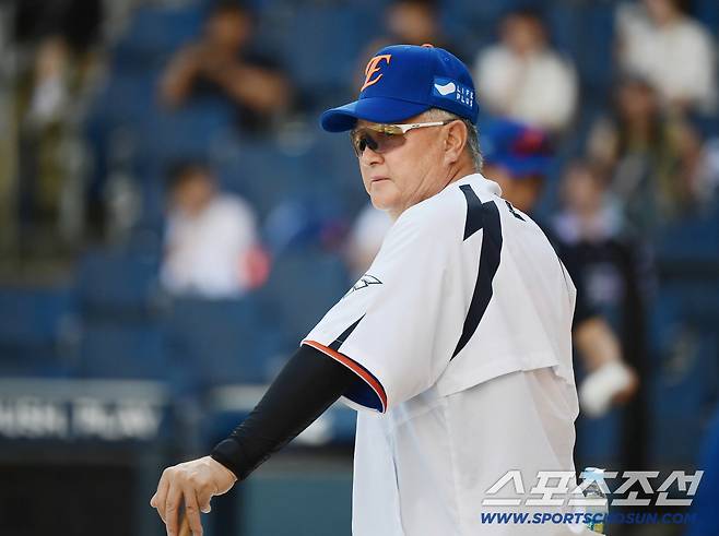 15일 창원NC파크에서 열리는 NC와 한화와 경기. 선수들의 훈련을 지켜보고 있는 한화 김경문 감독. 창원=송정헌 기자songs@sportschosun.com/2025.08.15/
