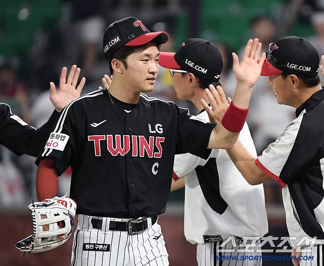 15일 인천 SSG랜더스필드에서 LG-SSG전. LG가 5대3 역전승을 거둔 가운데 9회말 대수비로 출전한 박해민이 하이파이브하고 있다. 인천=정재근 기자 cjg@sportschosun.com/2025.8.15/