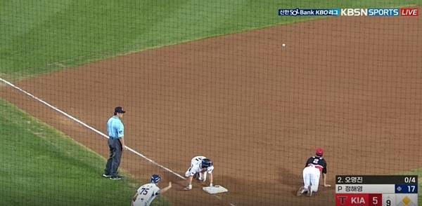 한준수의 송구를 막지 못하는 박민. ⓒKBSN SPORTS 중계화면