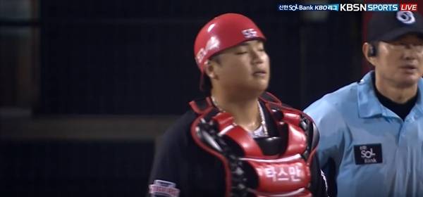 한준수의 송구를 막지 못하는 박민. ⓒKBSN SPORTS 중계화면