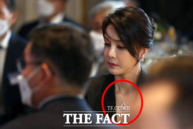 이봉관 서희건설 회장은 최근 특검팀에 김건희 여사에게 6000만원 대 반클리프 아펠 목걸이 등을 선물했다고 자수했다. / 뉴시스