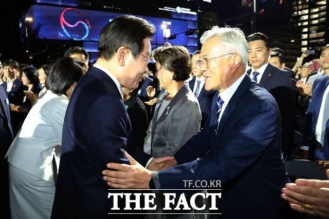 이재명 대통령이 15일 서울 세종대로 광화문광장에서 열린 제21대 대통령 국민임명식 '광복 80년, 국민주권으로 미래를 세우다' 행사에서 문재인 전 대통령과 인사하고 있다. /뉴시스