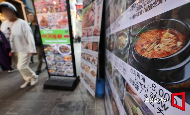 연초 외식 물가가 고공행진을 이어가고 있는 14일 서울 종로의 한 식당가에 메뉴 안내판이 붙어 있다. 통계청의 소비자 물가동향에 따르면 지난해 외식 물가 상승률은 전녁보다 6% 상승해 30년 만에 가장 높은 수치를 기록했다. 사진=조용준 기자 jun21@