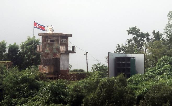 14일 경기도 파주시 접경지역에서 바라본 북한군 초소 옆에 대남 확성기가 설치돼 있다. /연합뉴스