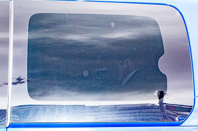 김건희 여사가 14일 구속 후 첫 조사를 위해 서울 종로구에 마련된 민중기 특별검사팀(김건희 특검팀) 사무실로 호송차량을 타고 들어가고 있다./뉴스1