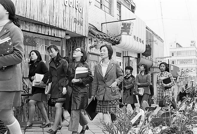 1970년 3월 18일 서울 신촌 이화여대 앞에서 학생들이 등교하고 있다./ 조선일보 자료사진