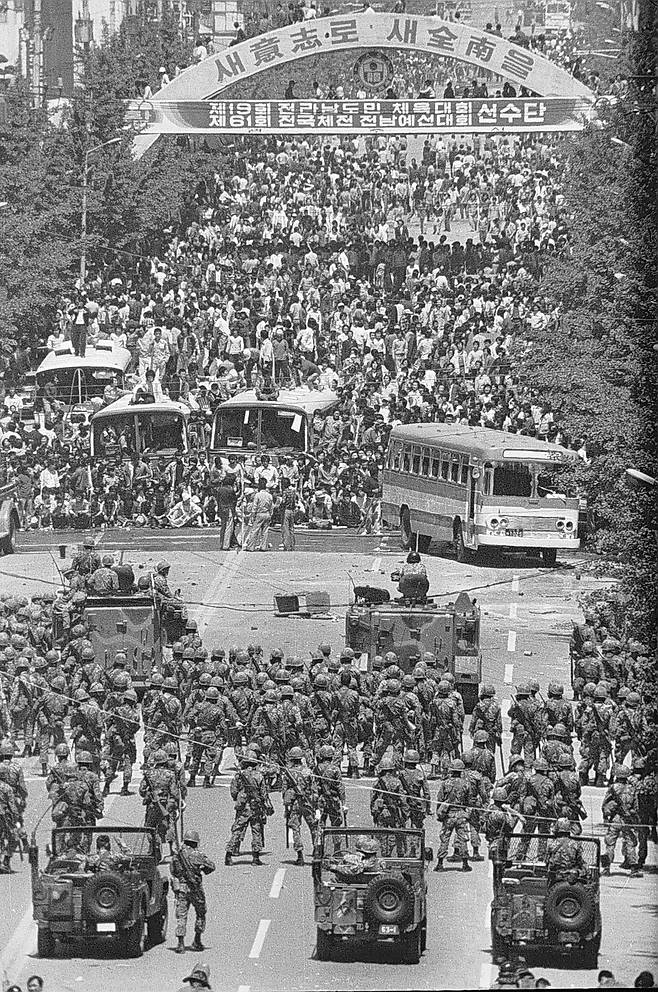 1980년 5월 20일 광주민주화운동 사흘째날 긴장감이 도는 광주 금남로에서 진압 군인들과 시위에 참여한 학생 시민들이 도로를 가득 메우고 대치하고 있다./ 조선일보 자료사진