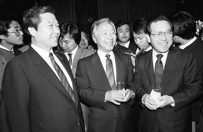 김대중, 김영삼, 김종필 씨가 1987년 10월 12일 인촌상 수상리셉션에서 80년 '서울의 봄' 이후 7년만에 처음으로 만나 환하게 웃고 있다/ 조선일보 자료사진