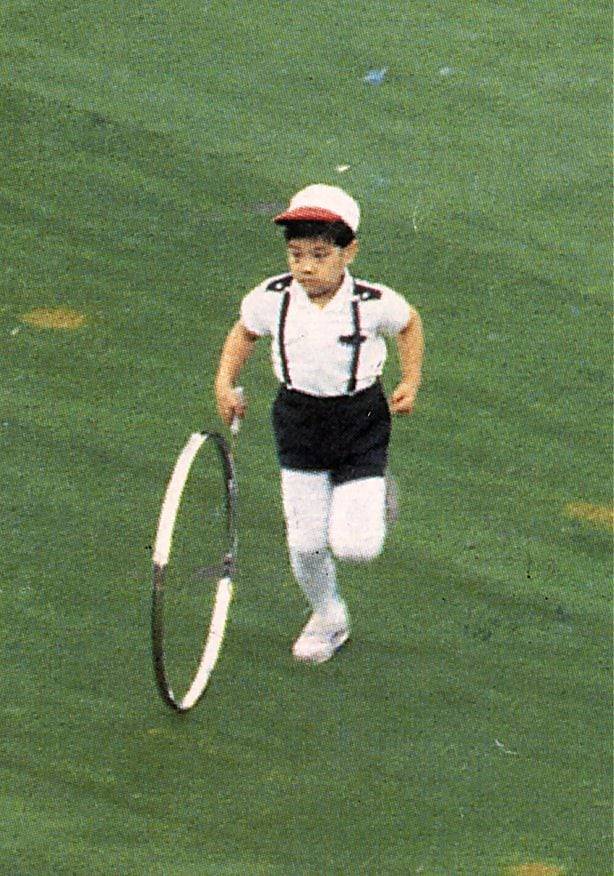 1988년 서울올림픽 개막식에서 '굴렁쇠 소년 윤태웅 군이 굴렁쇠를 굴리며 텅빈 그라운드를 가로지르고 있다./ 조선일보 자료사진