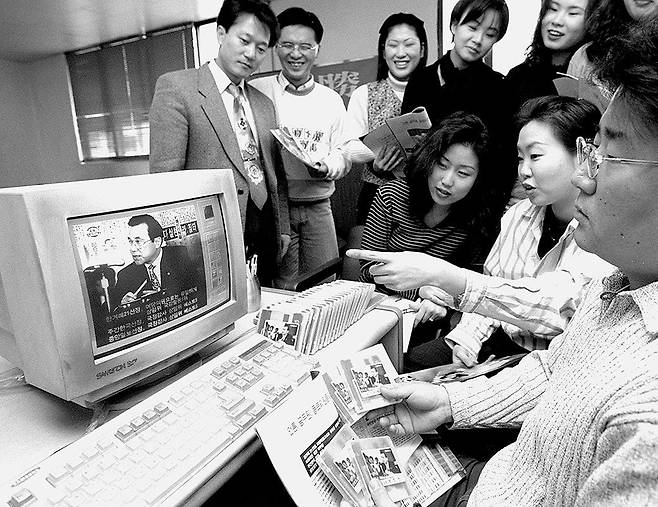 1996년 2월 15일 서울의 한 의원은 자신의 국회활동을 홍보하는 의정보고서를 컴퓨터 디스켓으로 만들어 유권자들에게 나눠주고 있다. 이 의원은 "20,30대는 유권자의 절반을 차지하지만 의정보고대회에는 참석하지도 않고 책자로 만들어봤자 읽지도 않기 때문"이라고 했다/ 조선일보 자료사진