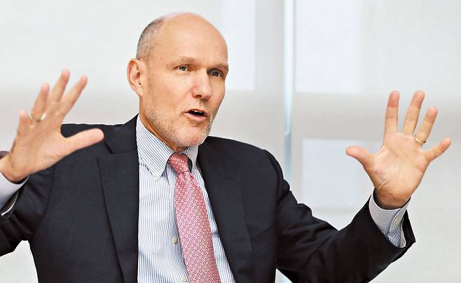 스티븐 월트 하버드대 케네디스쿨 교수는 본지 인터뷰에서 "결국엔 안보가 부(富)보다 더 중요하다"며 한국이 선택의 기로에 섰을 때 경제가 아닌 안보의 관점에서 결정할 것을 조언했다. 중국에 대해선 "미국을 아시아에서 밀어내고 이 지역 국가들과 복속 관계를 형성하려 한다"고 진단했다. /조선일보DB