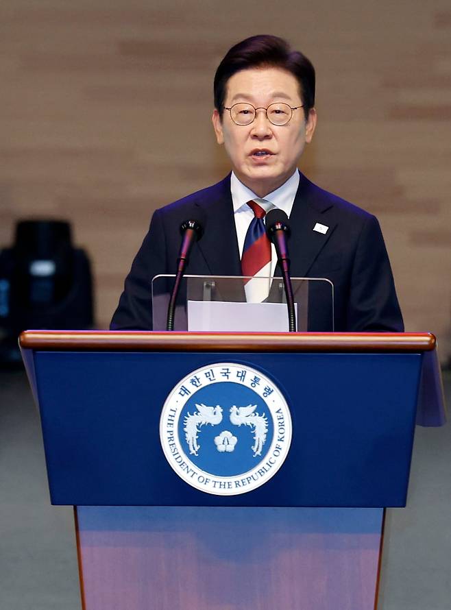 이재명 대통령이 15일 서울 세종문화회관에서 열린 80주년 광복절 경축식에서 경축사를 하고 있다./연합뉴스