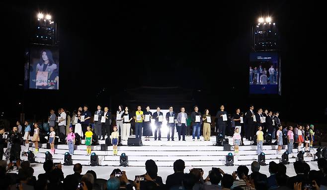 15일 서울 광화문광장에서 열린 제21대 대통령 국민임명식 행사에서 80인의 국민대표들이 무대에 올라와 있다. /연합뉴스