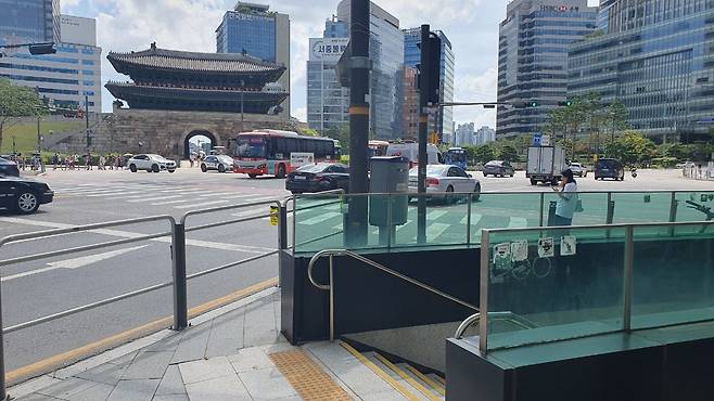 남대문 지하보도 3번 출입구에서 바라본 숭례문. /유병훈 기자