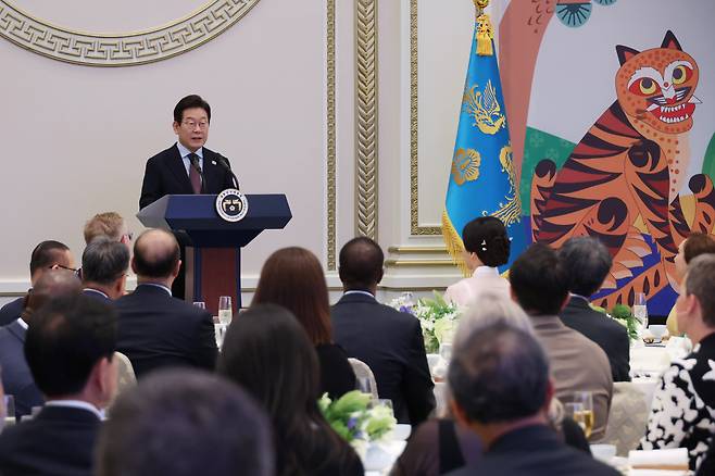 이재명 대통령이 15일 청와대 영빈관에서 열린 '대통령의 초대, 주한외교단 만찬'에서 발언하고 있다. 이날 행사에는 주한외교단을 비롯해 이 대통령 특사단 단장, 국회 외통위 위원, 관계부처 장관, 경제단체장 등이 참석했다. /연합뉴스