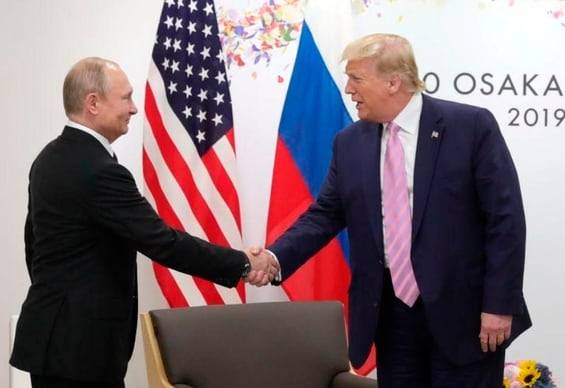 미국 도널드 트럼프 대통령(오른쪽)과 러시아 블라디미르 푸틴 대통령(왼쪽)이 2019년 6월 일본 오스카에서 열린 주요20개국(G20) 정상회의에서 악수하고 있다. /연합뉴스